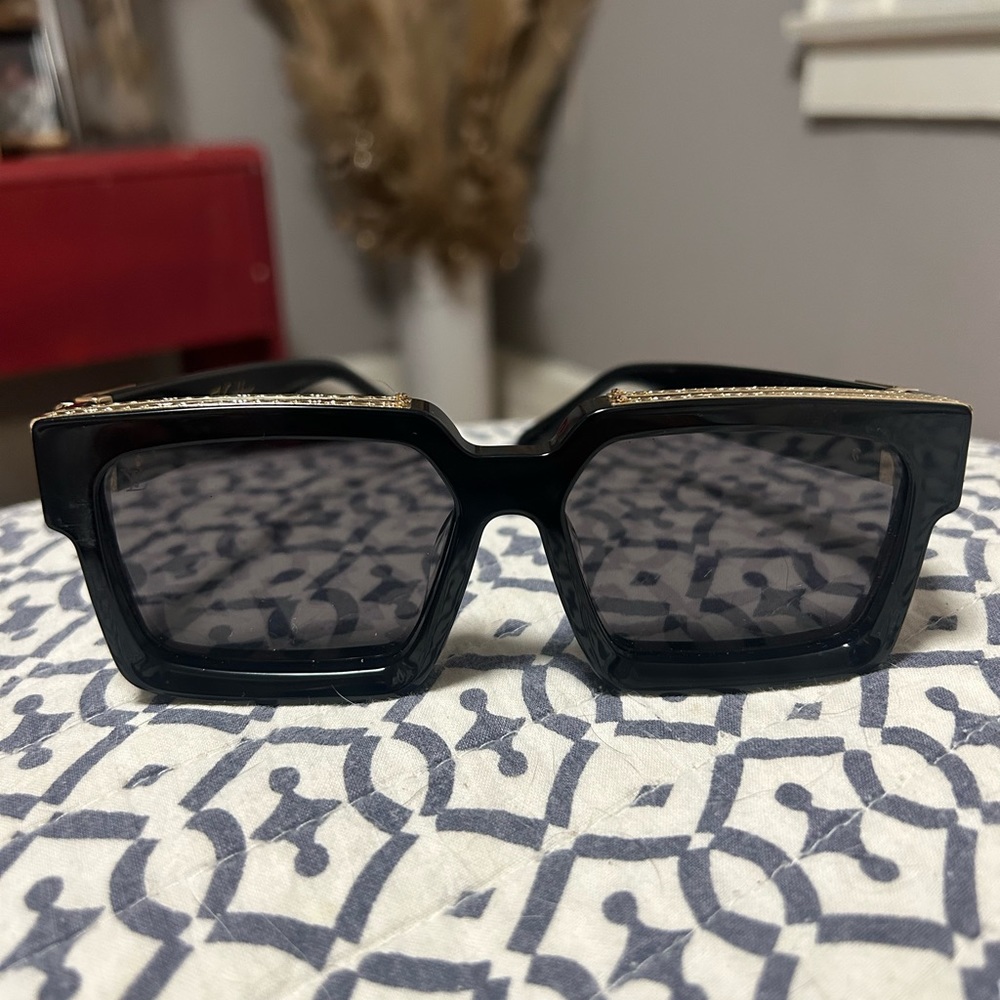 Authentic Louis Vuitton sunglasses - Picture 3 of 10